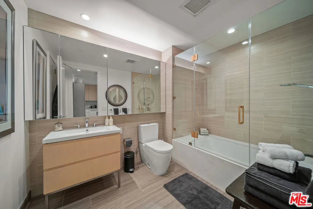 877 Francisco Street  home-pic-17