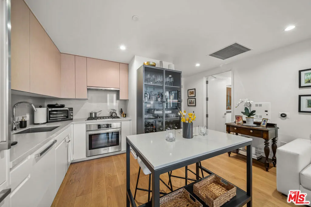 877 Francisco Street  home-pic-8