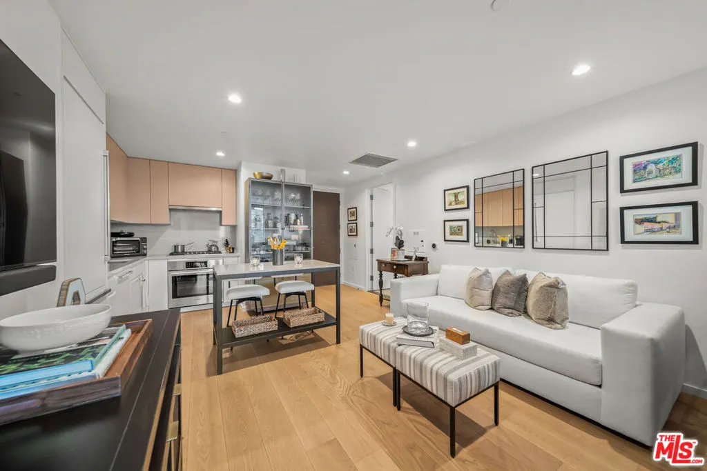 877 Francisco Street  home-pic-5
