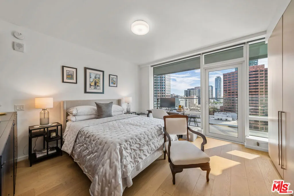 877 Francisco Street  home-pic-10