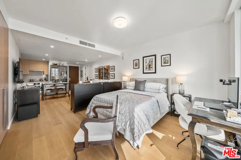 877 Francisco Street  home-pic-11