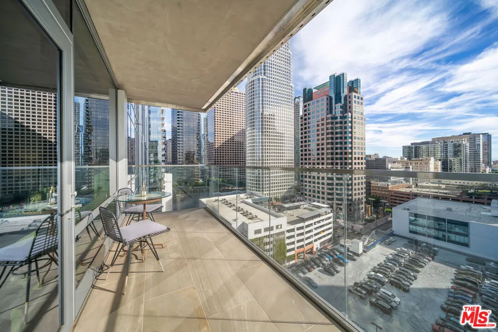877 Francisco Street  home-pic-15