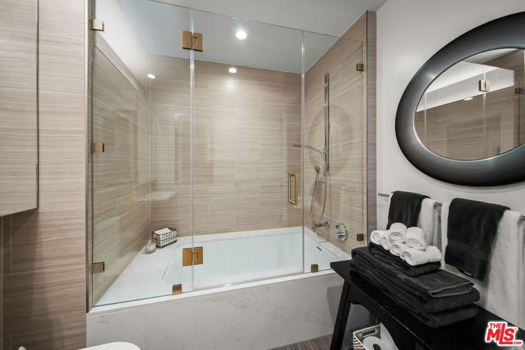 877 Francisco Street  home-pic-19