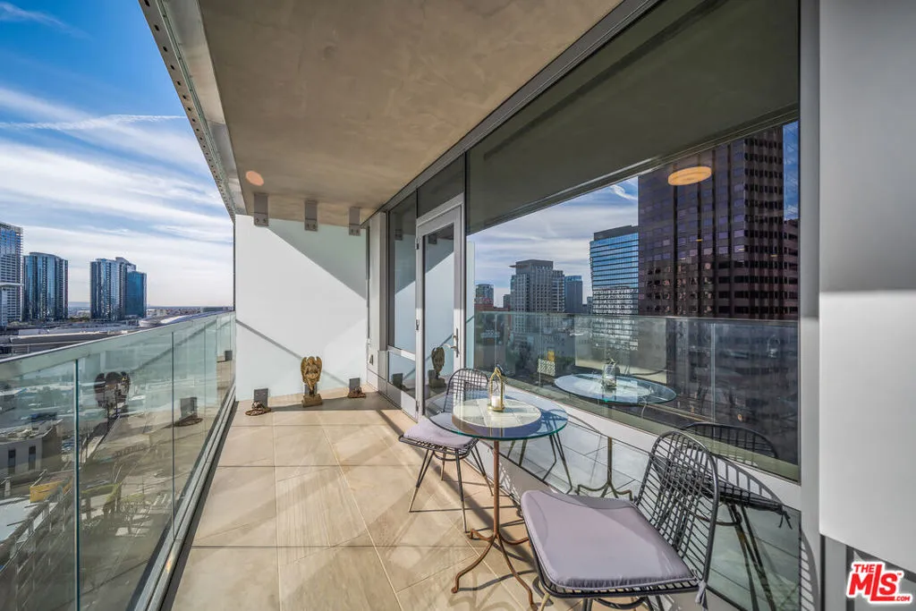 877 Francisco Street  home-pic-16
