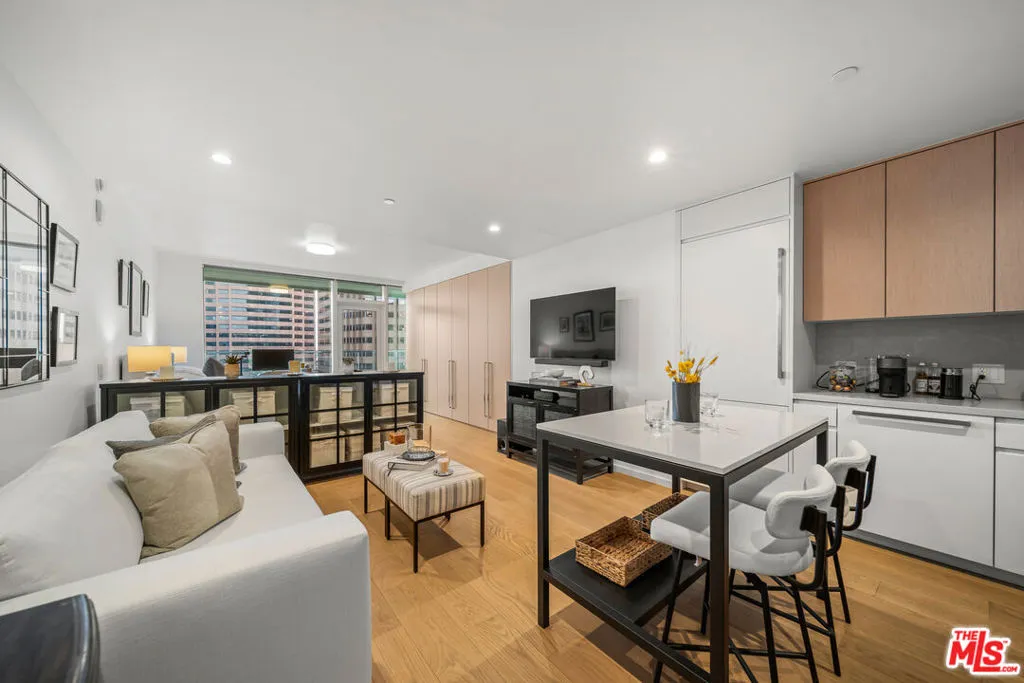 877 Francisco Street  home-pic-4