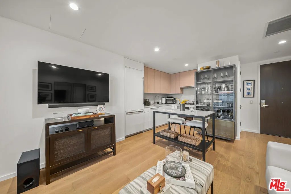 877 Francisco Street  home-pic-6
