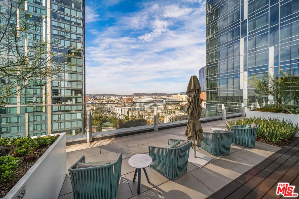 877 Francisco Street  home-pic-26