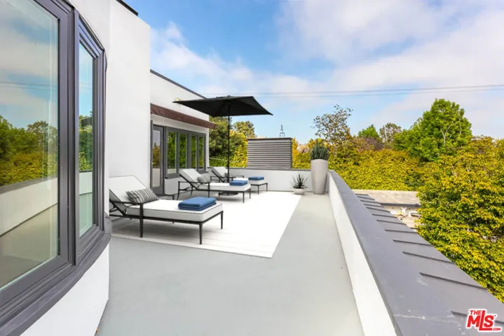upstairs bedroom balcony - vir