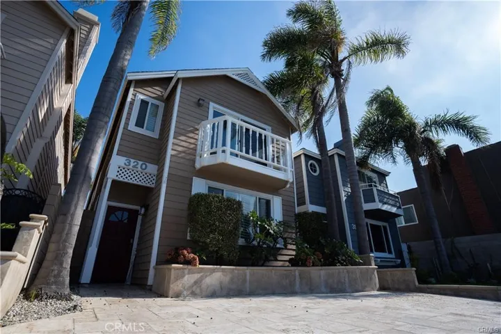 320 17th Street, Huntington Beach, California 92648