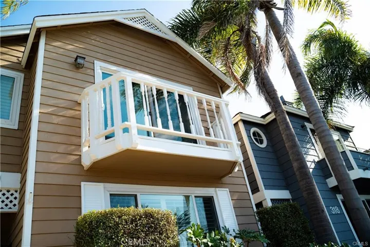 320 17th Street, Huntington Beach, California 92648