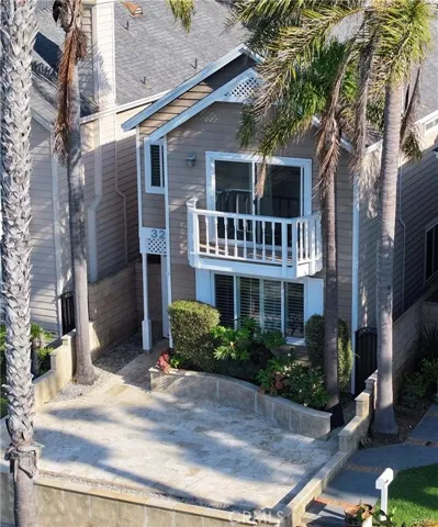 320 17th Street, Huntington Beach, California 92648