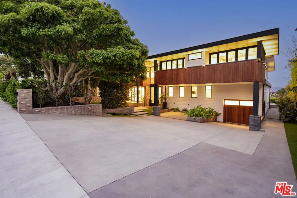 934 1st Street, Manhattan Beach, California 90266, 6 Bedrooms Bedrooms, ,9 BathroomsBathrooms,Residential,For Sale,1st,25579325