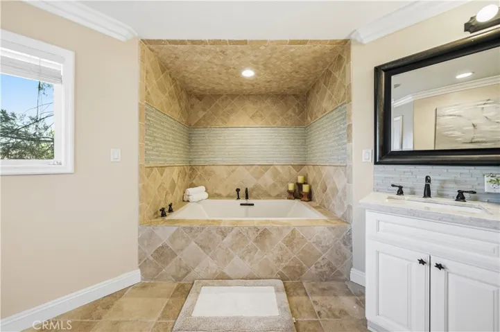30990 Blackhorse Drive, Canyon Lake, California 92587