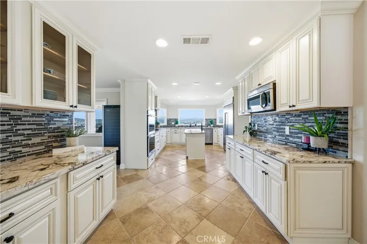 30990 Blackhorse Drive, Canyon Lake, California 92587