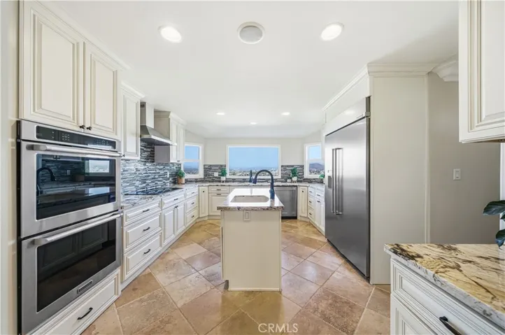 30990 Blackhorse Drive, Canyon Lake, California 92587
