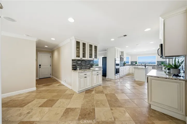 30990 Blackhorse Drive, Canyon Lake, California 92587