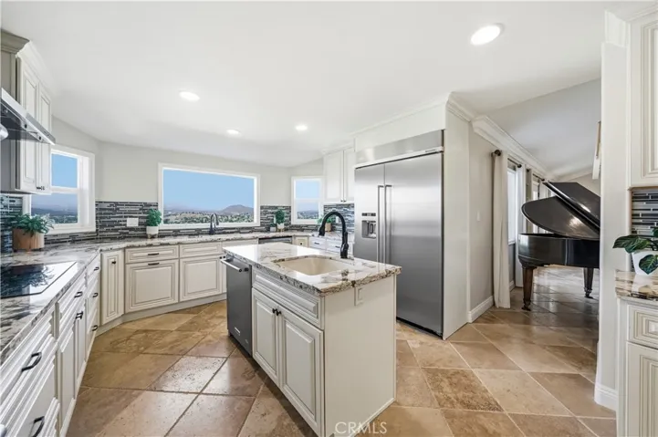 30990 Blackhorse Drive, Canyon Lake, California 92587