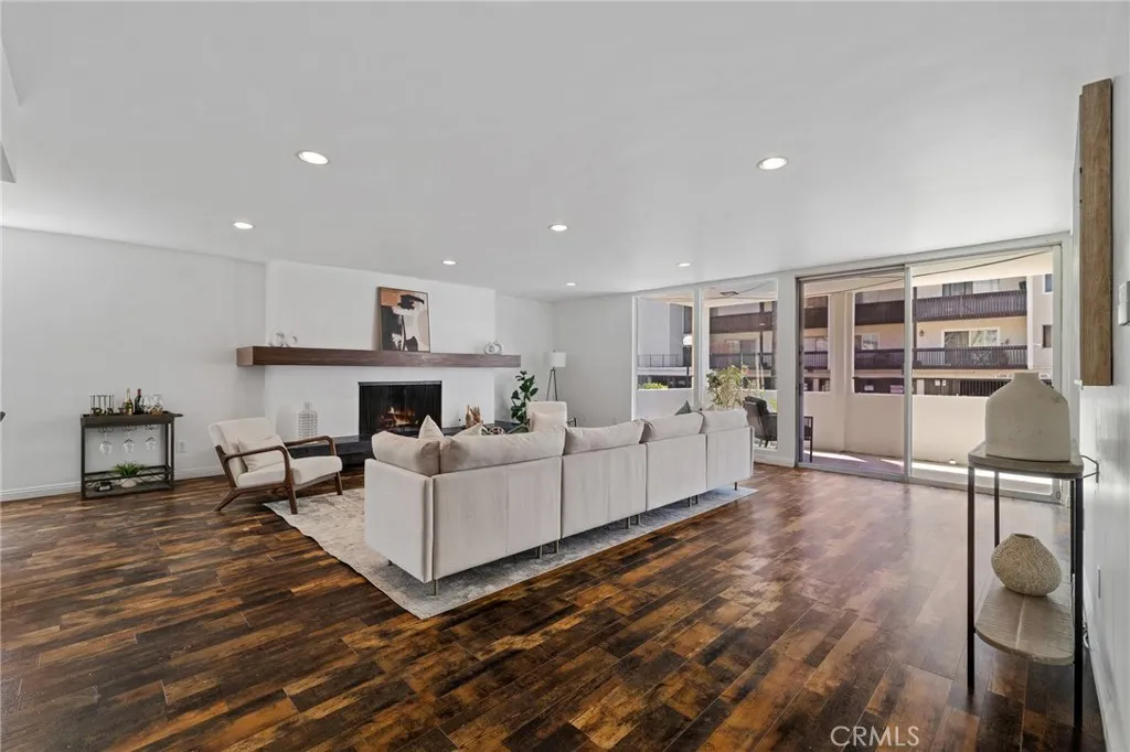 5339 Newcastle Avenue 112, Encino, California 91316 home-pic-4
