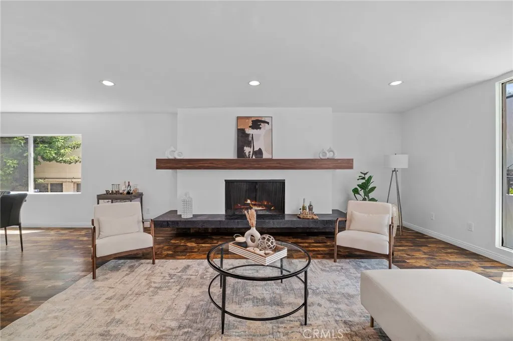 5339 Newcastle Avenue 112, Encino, California 91316 home-pic-2
