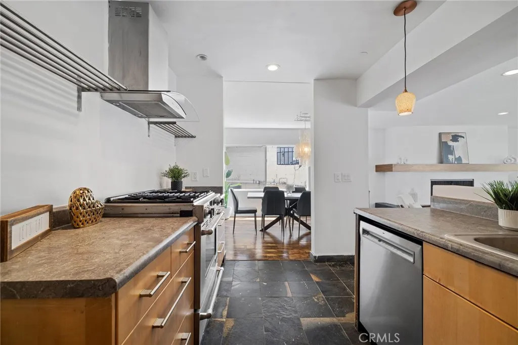 5339 Newcastle Avenue 112, Encino, California 91316 home-pic-8