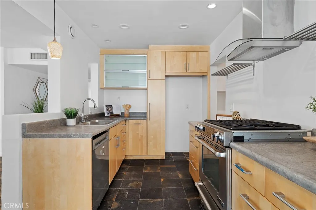 5339 Newcastle Avenue 112, Encino, California 91316 home-pic-14
