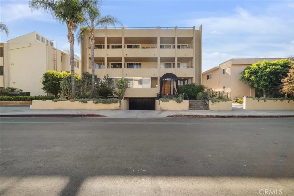 5339 Newcastle Avenue 112, Encino, California 91316 home-pic-1