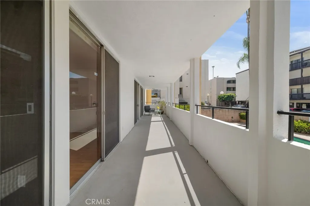 5339 Newcastle Avenue 112, Encino, California 91316 home-pic-32