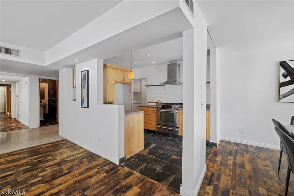 5339 Newcastle Avenue 112, Encino, California 91316 home-pic-11