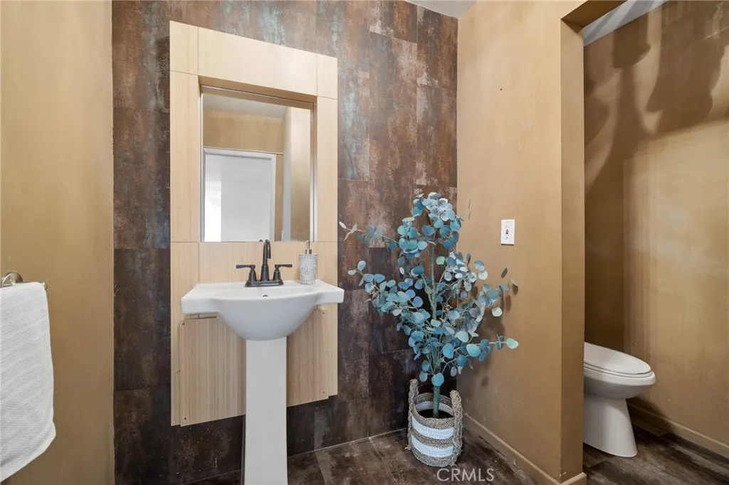 5339 Newcastle Avenue 112, Encino, California 91316 home-pic-19