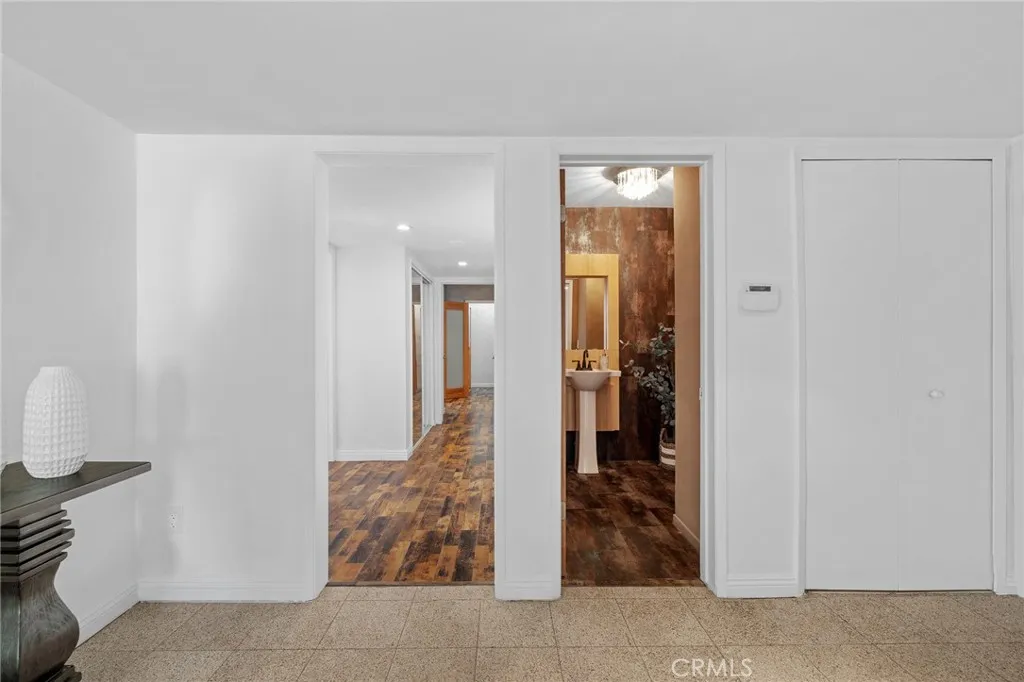 5339 Newcastle Avenue 112, Encino, California 91316 home-pic-9