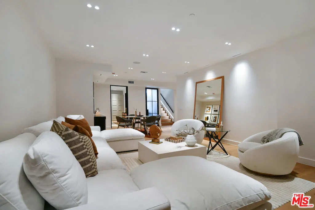 112 S Valley Street, Toluca Lake, California 91505 home-pic-40