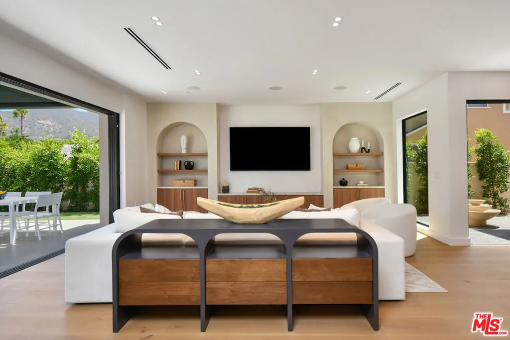 112 S Valley Street, Toluca Lake, California 91505 home-pic-18