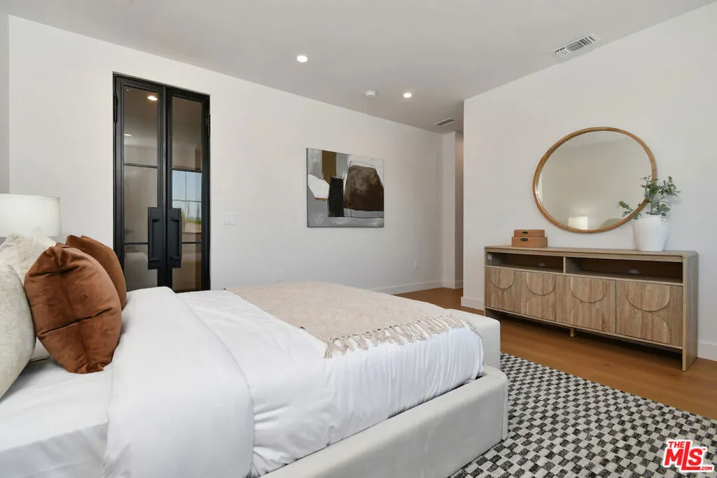 112 S Valley Street, Toluca Lake, California 91505 home-pic-32