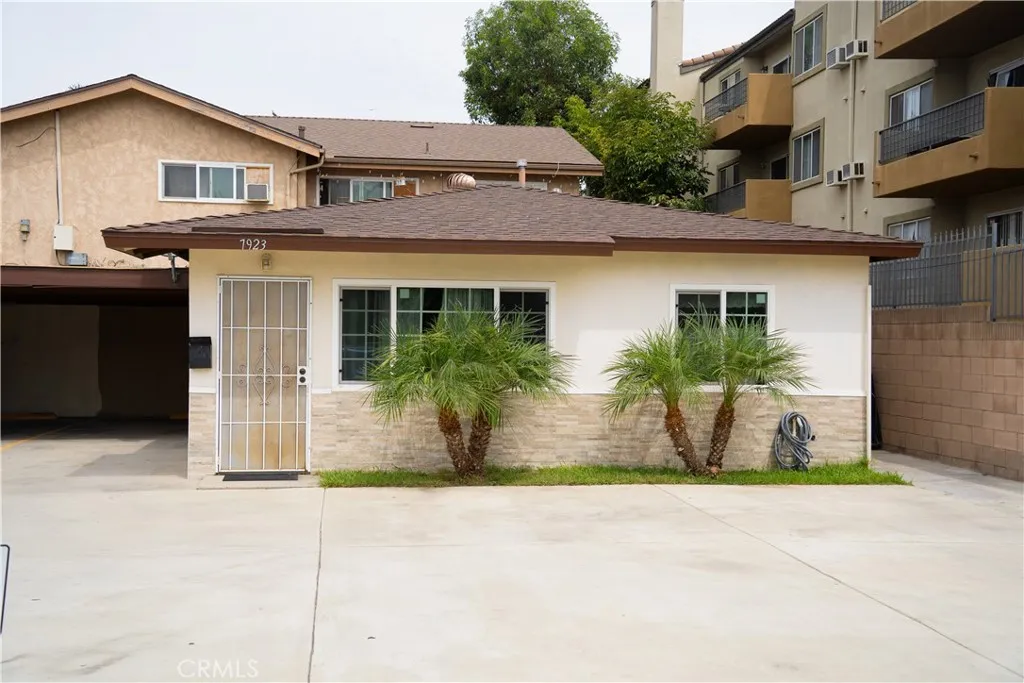7913 Howe Street, Paramount, California 90723, ,Residential Income,For Sale,Howe,DW25186785
