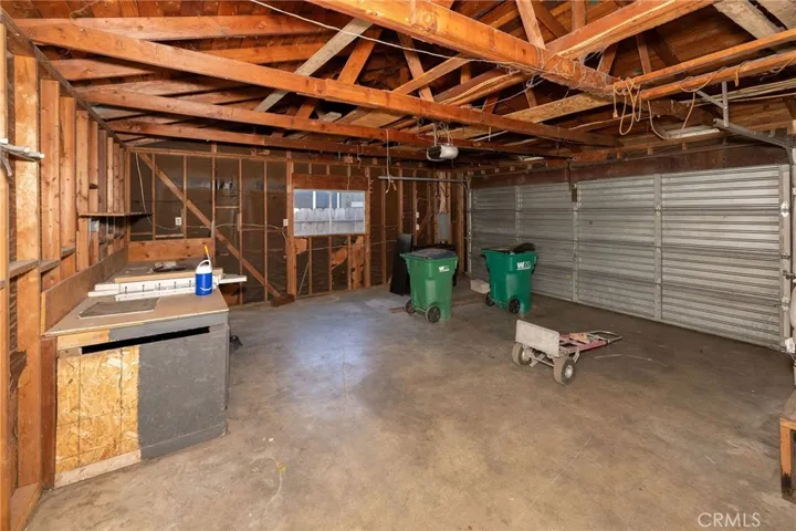 Large Garage w/laundry