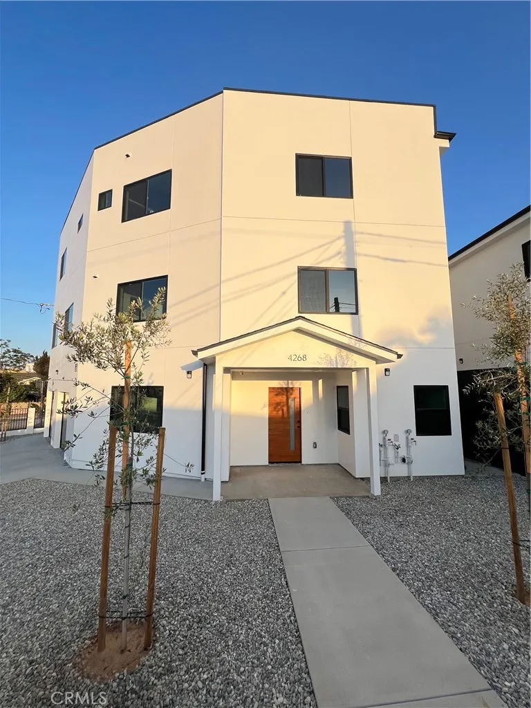 339 Eastern Avenue, East Los Angeles, California 90063, 7 Bedrooms Bedrooms, ,7 BathroomsBathrooms,Residential Lease,For Rent,Eastern,DW25186685