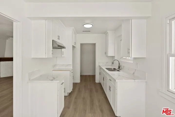 820 W 98th Street, Los Angeles, California 90044