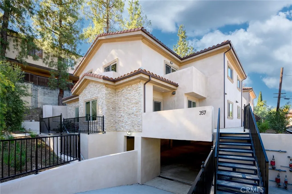 357 Harvey Drive 102, Glendale, California 91206, 3 Bedrooms Bedrooms, ,3 BathroomsBathrooms,Residential Lease,For Rent,Harvey,GD25187181