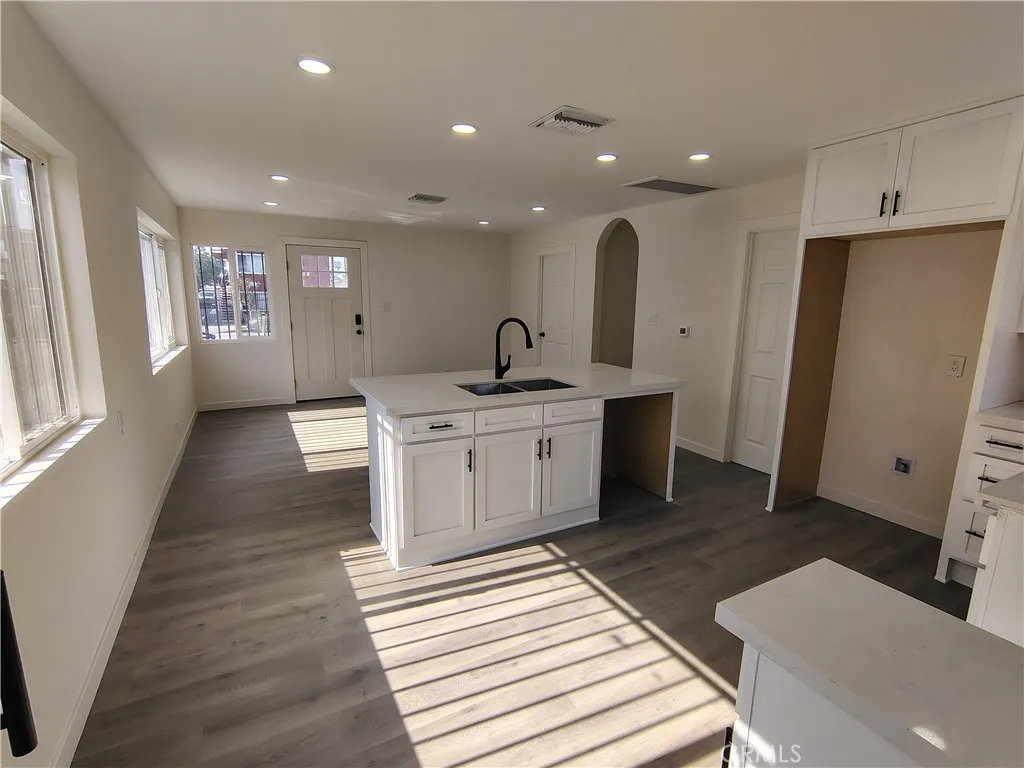 231 E Century Boulevard, Los Angeles, California 90003 home-pic-0