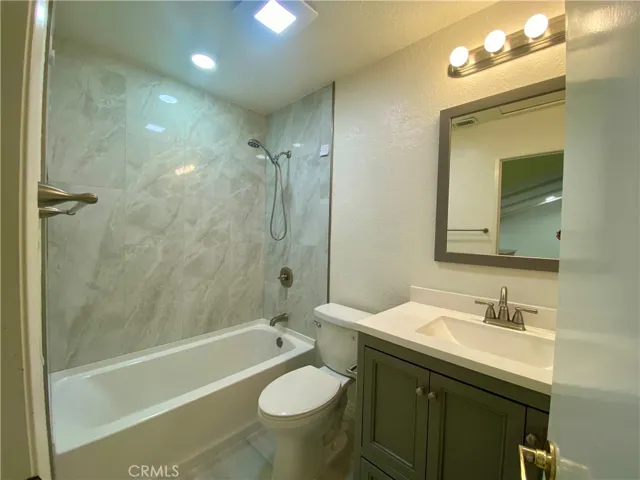 809 Creekside Drive 35, Fullerton, California 92833
