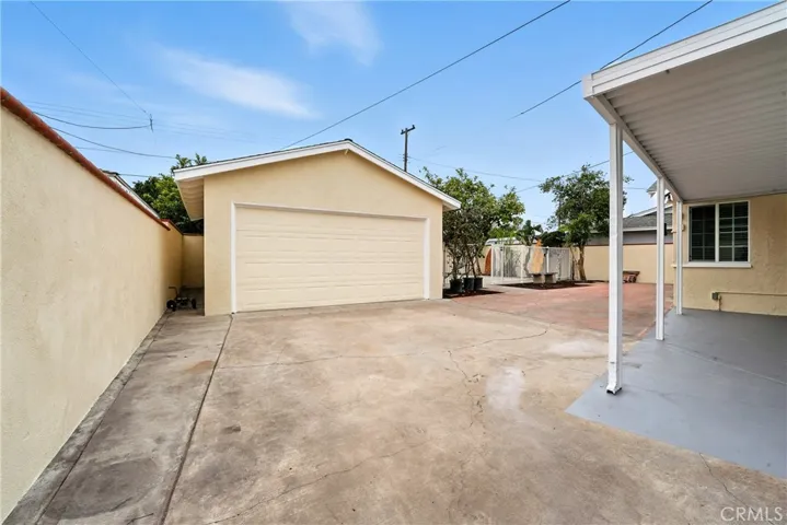 Big back yard with Detached Garage HELLO ADU!