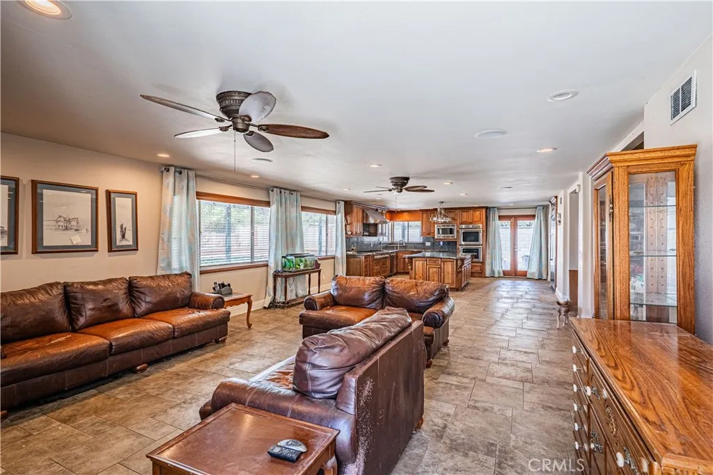 5853 Aurora Avenue, Jurupa Valley, California 91752 home-pic-4