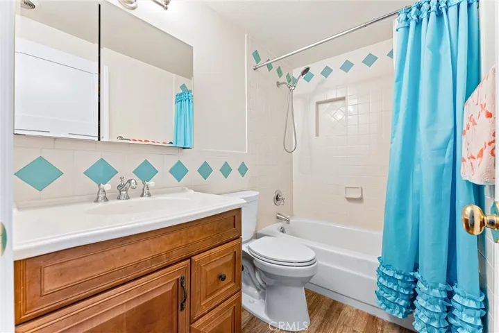 Fresh and functional 2nd bathroom