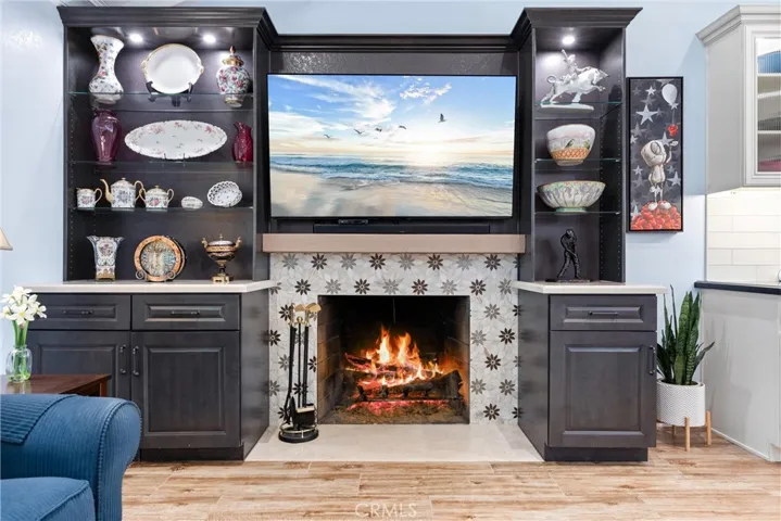 Fireplace! Ideal spot for movie nights!
