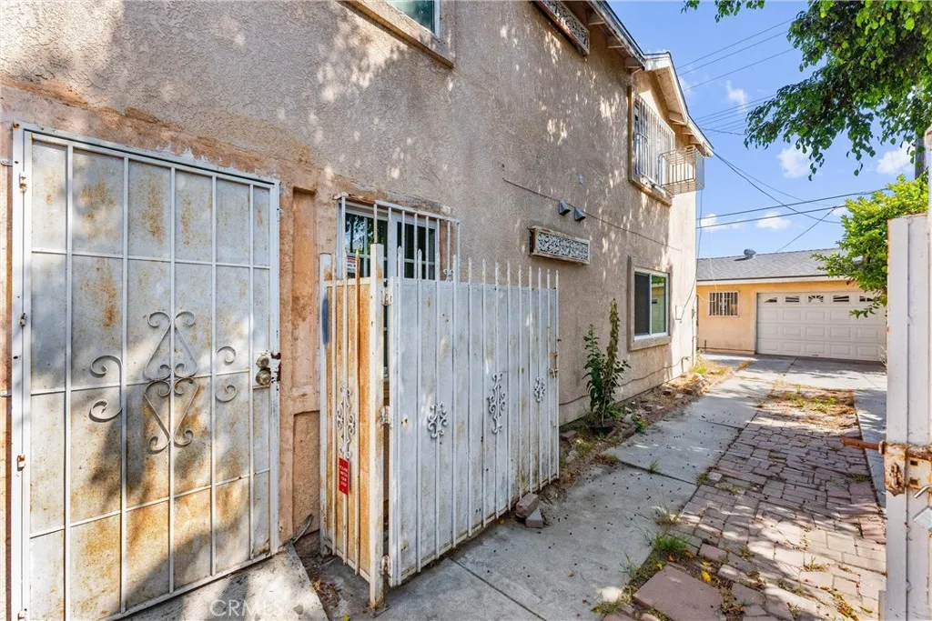 2748 E 58th Street, Huntington Park, California 90255 home-pic-18