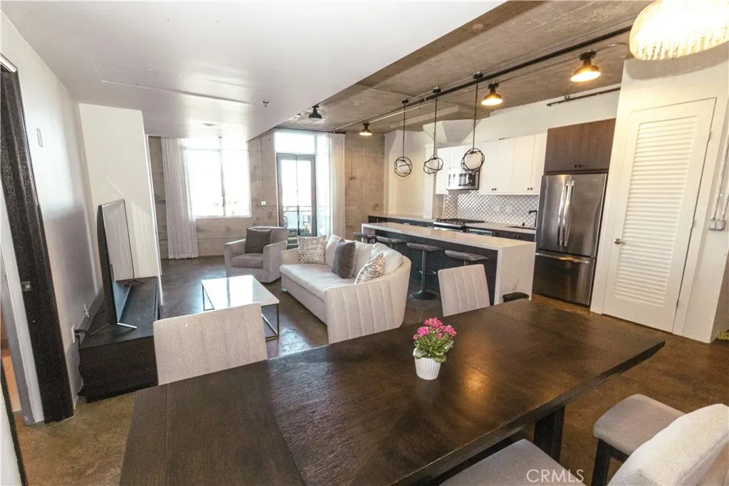 825 E 4th Street 305, Los Angeles, California 90013, 2 Bedrooms Bedrooms, ,2 BathroomsBathrooms,Residential Lease,For Rent,4th,WS25187041