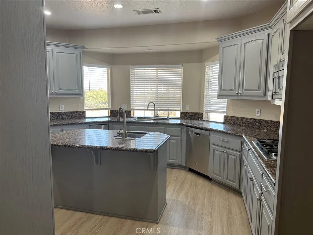 10626 Beaver Avenue, Phelan, California 92371 home-pic-4