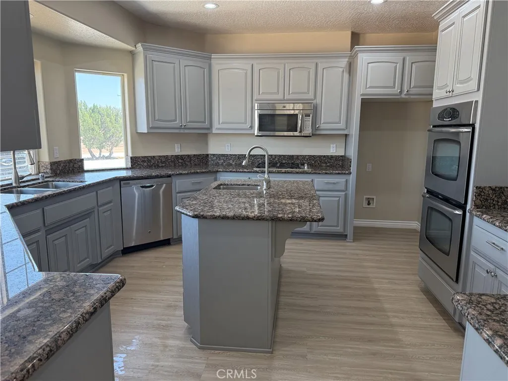 10626 Beaver Avenue, Phelan, California 92371 home-pic-3