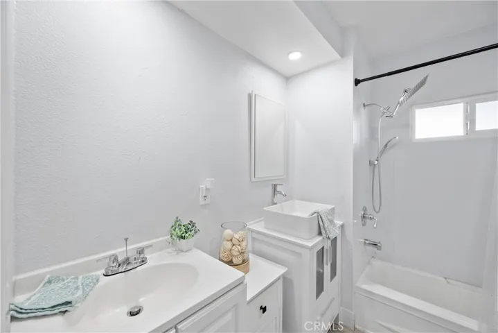 Dual sinks and tub/shower in guest bathroom