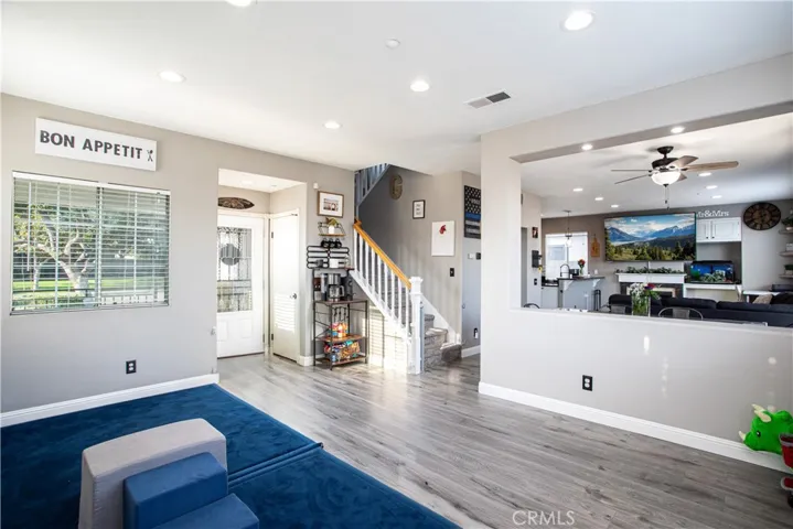 Spacious living room with beautiful decorative-glass front​​‌​​​​‌​​‌‌​​‌​​​‌‌​​​‌​​‌‌​​‌‌​​‌‌​​​​ door.